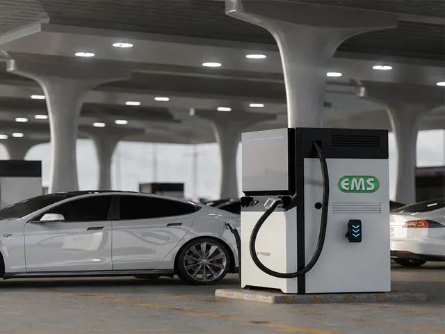 شاحن تيار مستمر من EMS يخدم سيارات كهربائية في ساحة شحن مسقوفة